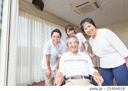 シニア夫婦、介護施設イメージ 25404018