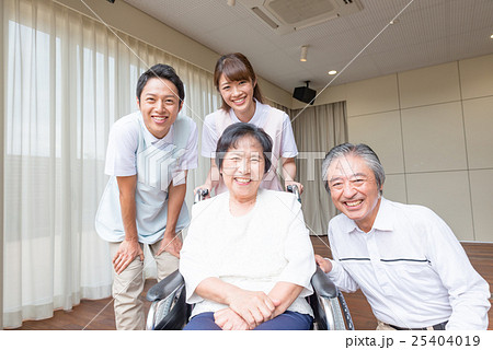 シニア夫婦、介護施設イメージ 25404019