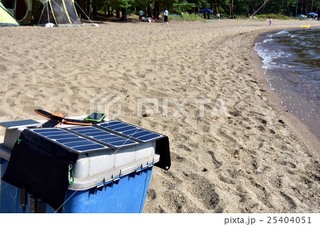 浜辺で太陽光充電 25404051