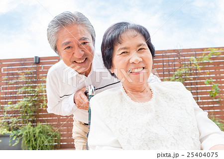シニア夫婦、介護 25404075