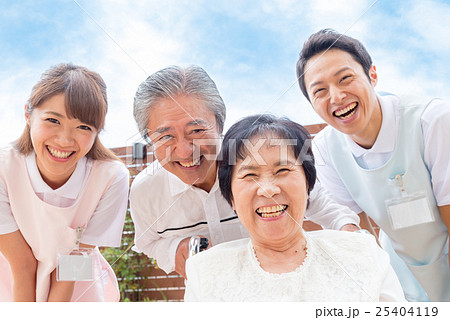 シニア夫婦、介護施設イメージ 25404119