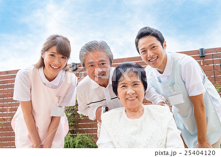 シニア夫婦、介護施設イメージ 25404120