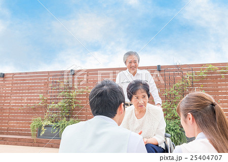 シニア夫婦、介護施設イメージ 25404707