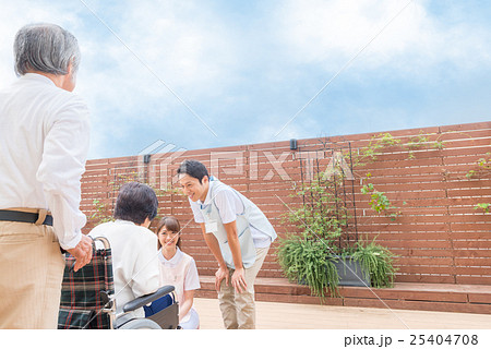 シニア夫婦、介護施設イメージ シニア夫婦、介護施設イメージ 25404708