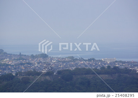 佐和山城跡から見た彦根城 25408295