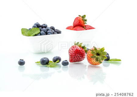 fresh strawberries with leaf, healthy, natural fresh strawberries with leaf, healthy, natural 25408762