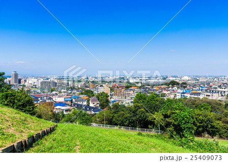 青空が広がる住宅街 25409073