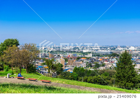 青空が広がる住宅街 25409076