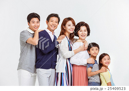 Asian Family 25409523