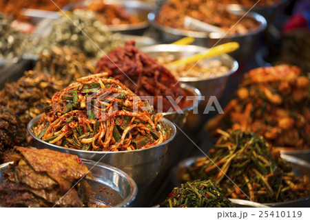 Korean Traditional Market Scene Korean Traditional Market Scene 25410119