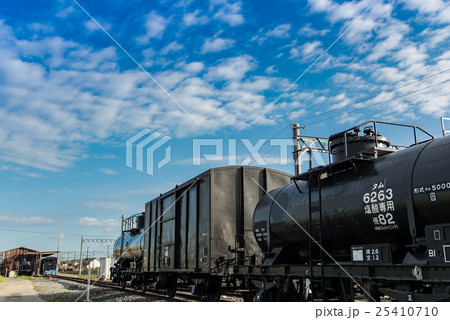 秋空とレトロな貨物鉄道 秋空とレトロな貨物鉄道 25410710