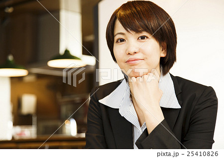 カフェ　女性　若い女性　ビジネス　ビジネスウーマン　ノマドカフェ　お客 25410826