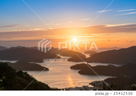 岡山県備前市日生諸島の日の出の風景 25412530