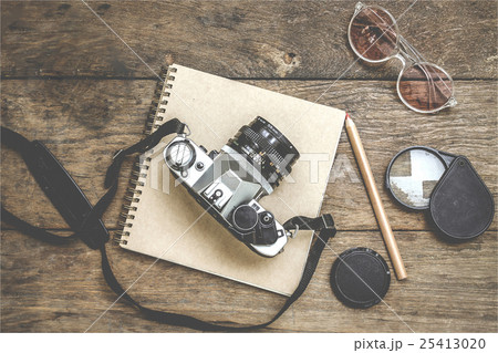 Camera On Wooden 25413020