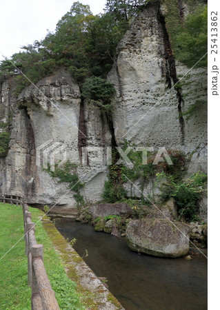 露出した大谷石 25413862