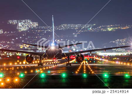 伊丹空港 夜景の写真素材