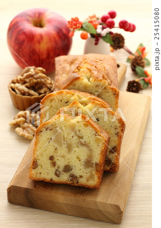 りんごと胡桃のパウンドケーキの写真素材