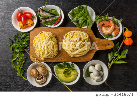 イタリア食材 生パスタ Raw pasta and Italian ingredientsの写真素材 [25416071] - PIXTA