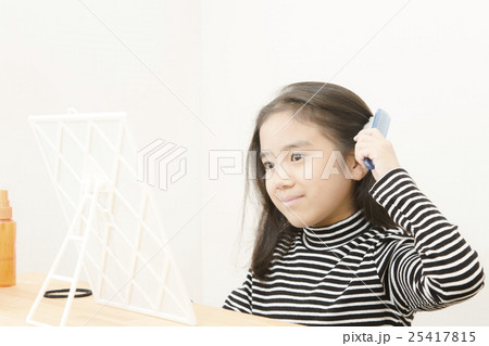 髪をセットする女の子 25417815
