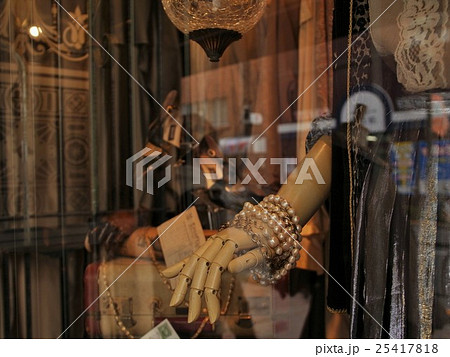 高円寺　古着屋のウィンドー 25417818