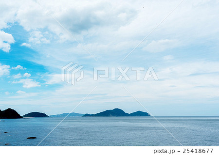 夏の海と島影 25418677