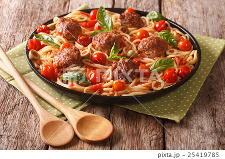 Homemade spaghetti with meatballs and tomato 25419785