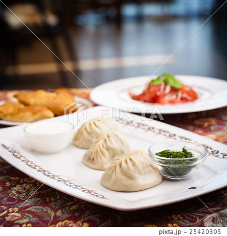 Manti, samosa and tomato salad 25420305