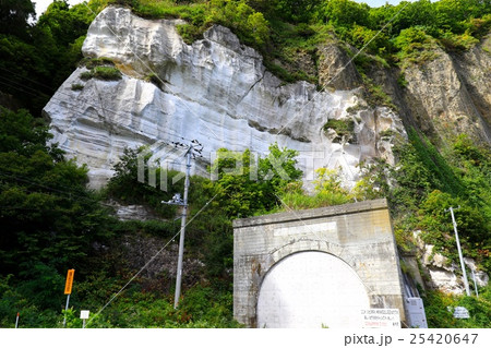 白岩と閉鎖された旧道トンネル 25420647