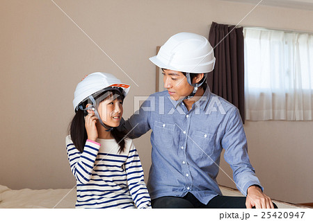 避難準備する親子 25420947