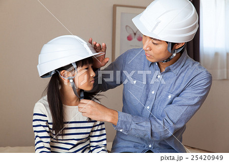 避難準備する親子 25420949