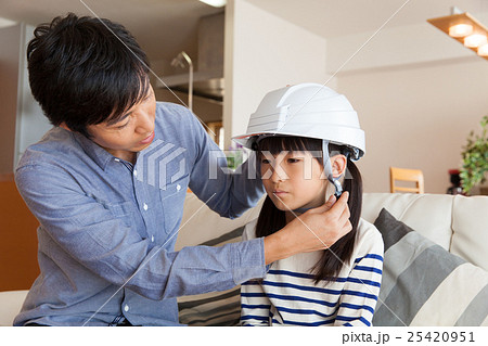 避難準備する親子 25420951