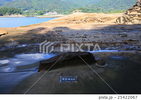 高知県土佐清水市　竜串海岸　座頭の昼寝石 25422067
