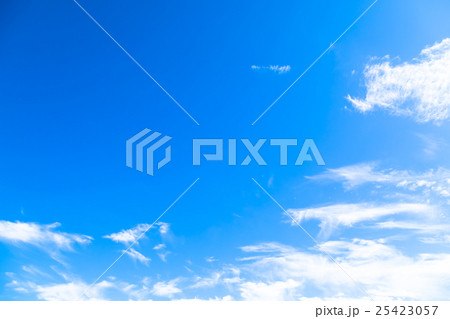雲　筋雲　積雲　巻雲　青い空　白い雲　秋の空　晩夏の空　背景用素材　クラウド　青空　合成用背景 25423057
