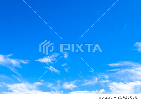 雲　筋雲　積雲　巻雲　青い空　白い雲　秋の空　晩夏の空　背景用素材　クラウド　青空　合成用背景 25423058