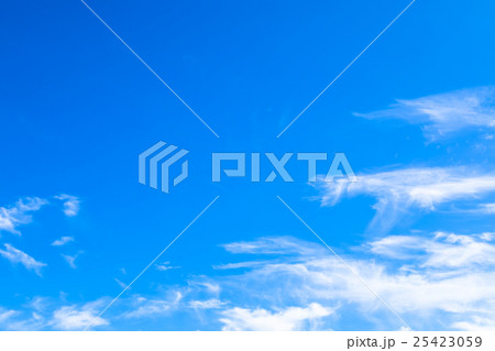 雲　筋雲　積雲　巻雲　青い空　白い雲　秋の空　晩夏の空　背景用素材　クラウド　青空　合成用背景 25423059
