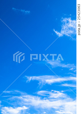 雲　筋雲　積雲　巻雲　青い空　白い雲　秋の空　晩夏の空　背景用素材　クラウド　青空　合成用背景 25423063