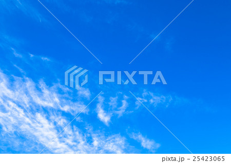 雲　筋雲　積雲　巻雲　青い空　白い雲　秋の空　晩夏の空　背景用素材　クラウド　青空　合成用背景 25423065