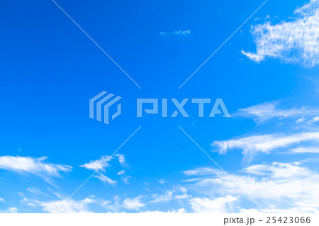 雲　筋雲　積雲　巻雲　青い空　白い雲　秋の空　晩夏の空　背景用素材　クラウド　青空　合成用背景 25423066