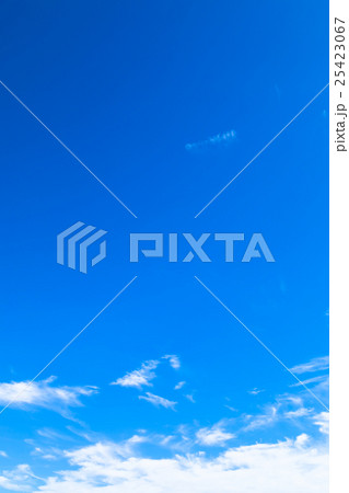 雲　筋雲　積雲　巻雲　青い空　白い雲　秋の空　晩夏の空　背景用素材　クラウド　青空　合成用背景 25423067