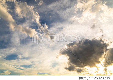 台風通過後の空 台風一過 台風の季節 曇り空 夕方 夕暮れ 日暮れの空 コピースペース 文字スペース 台風通過後の空 台風一過 台風の季節 曇り空 夕方 夕暮れ 日暮れの空 コピースペース 文字スペース 25423749
