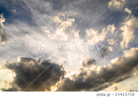 台風通過後の空 台風一過 台風の季節 曇り空 夕方 夕暮れ 日暮れの空 コピースペース 文字スペース 台風通過後の空 台風一過 台風の季節 曇り空 夕方 夕暮れ 日暮れの空 コピースペース 文字スペース 25423750
