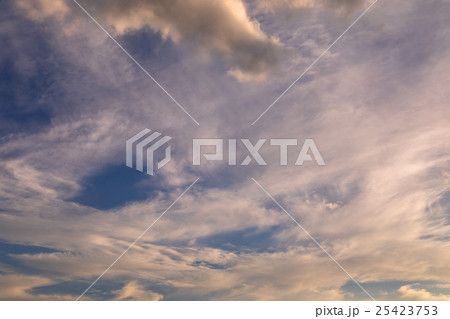 台風通過後の空　台風一過　台風の季節　曇り空　夕方　夕暮れ　日暮れの空　コピースペース　文字スペース 25423753