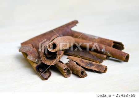 Cinnamon sticks putting on wood background 25423769