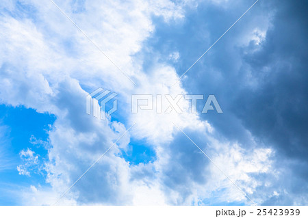 雲　筋雲　積雲　巻雲　青い空　白い雲　秋の空　晩夏の空　背景用素材　クラウド　青空　合成用背景 25423939