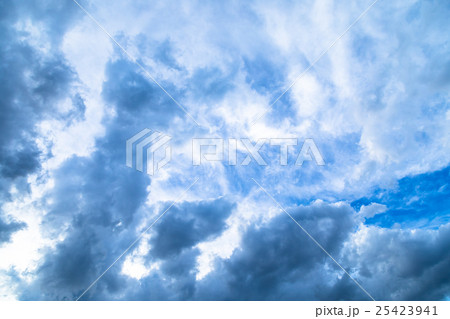 雲　筋雲　積雲　巻雲　青い空　白い雲　秋の空　晩夏の空　背景用素材　クラウド　青空　合成用背景 25423941