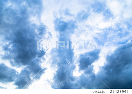 雲 筋雲 積雲 巻雲 青い空 白い雲 秋の空 晩夏の空 背景用素材 クラウド 青空 合成用背景 雲 筋雲 積雲 巻雲 青い空 白い雲 秋の空 晩夏の空 背景用素材 クラウド 青空 合成用背景 25423942
