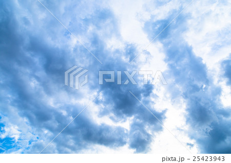雲　筋雲　積雲　巻雲　青い空　白い雲　秋の空　晩夏の空　背景用素材　クラウド　青空　合成用背景 25423943
