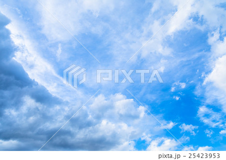 雲 筋雲 積雲 巻雲 青い空 白い雲 秋の空 晩夏の空 背景用素材 クラウド 青空 合成用背景 雲 筋雲 積雲 巻雲 青い空 白い雲 秋の空 晩夏の空 背景用素材 クラウド 青空 合成用背景 25423953