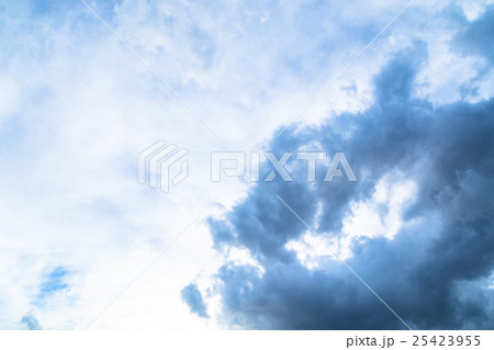 雲　筋雲　積雲　巻雲　青い空　白い雲　秋の空　晩夏の空　背景用素材　クラウド　青空　合成用背景 25423955