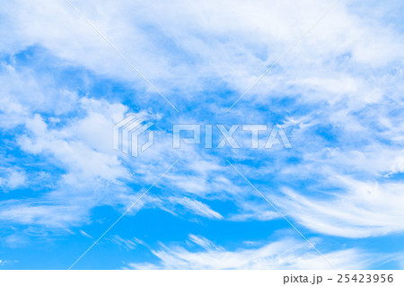 雲　筋雲　積雲　巻雲　青い空　白い雲　秋の空　晩夏の空　背景用素材　クラウド　青空　合成用背景 25423956